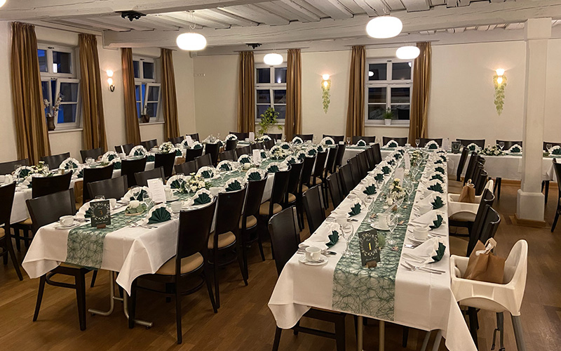 Dekorierter Tisch für eine Feier im grünen Baum Dormitz