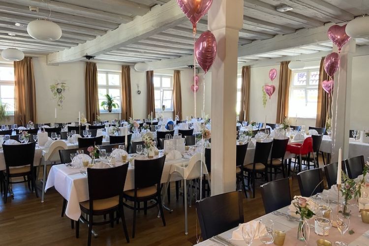 Dekorierter Tisch für Hochzeit im grünen Baum