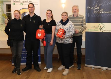 Ein ganz großer Dank geht auch an Familie Schmitt die sich mit uns zusammen getan hat, und wir dafür gesorgt haben das nun nochmal 2 Defibrillatoren mehr in Dormitz für alle verfügbar sind. 🤍
Standorte:
Hauptstraße 13
Breslauer Straße 7