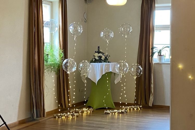 Leuchtende Luftballons im grossen Saal