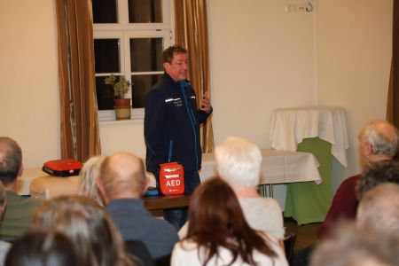Am 20.02.2026 fand bei uns ein Infoabend statt zu dem Thema AED / Defibrillator.
Ganz großartig mit Charme und Humor wurde das ganze vom Herrn Hier bei uns Im Gasthaus vorgetragen. 🤍