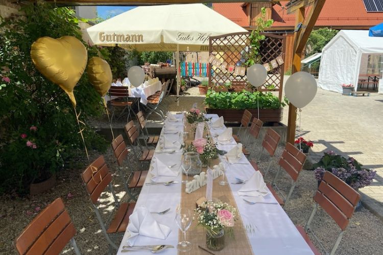 Dekorierter Tisch im Biergarten